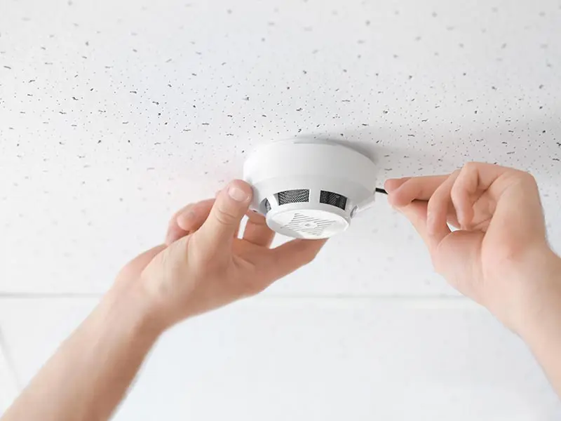 Alarmanlage Büro - Brandmelder wird an Decke installiert