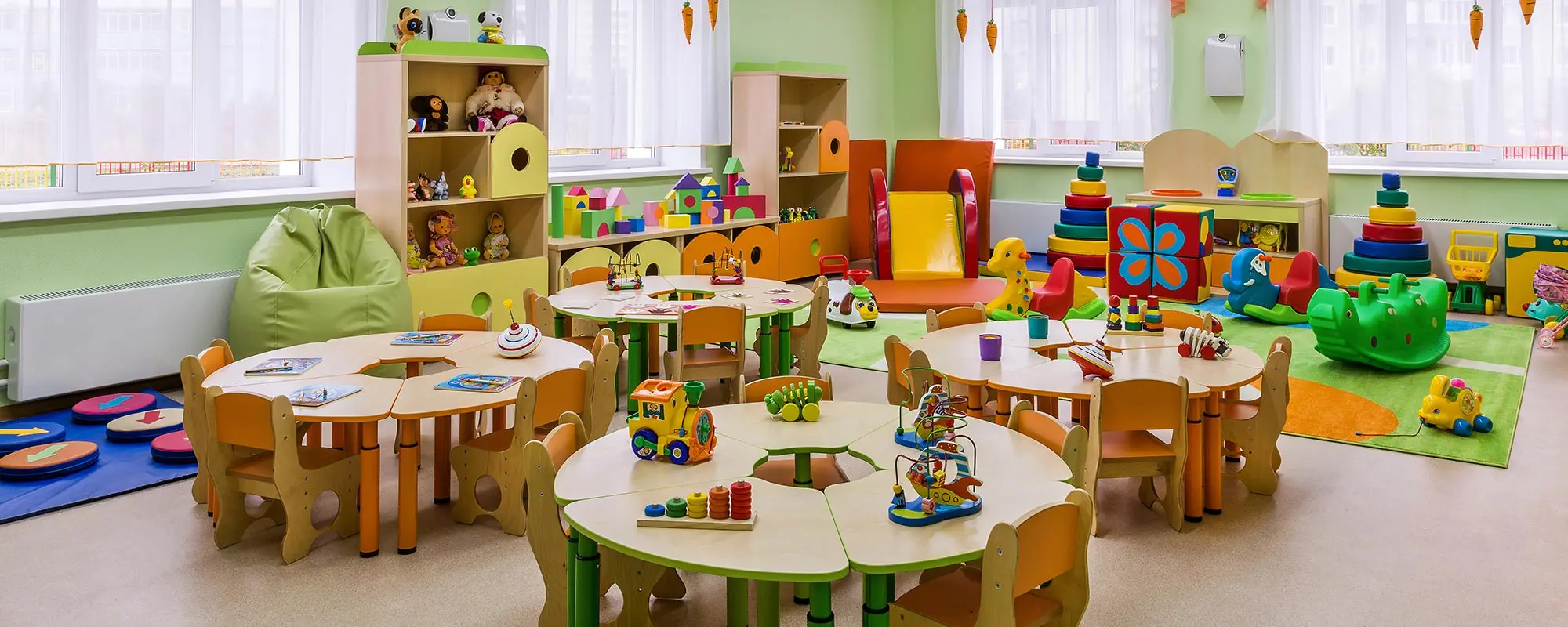Kindergarten Sicherheit - Ansicht eines Kindergartenraumes mit viel Spielsachen